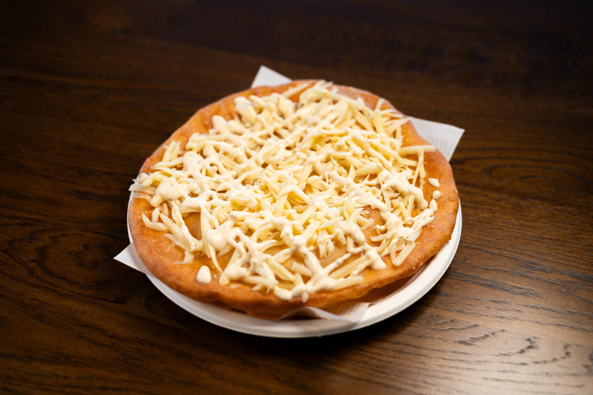 Langoš s tatarkou, sýrem a česnekem