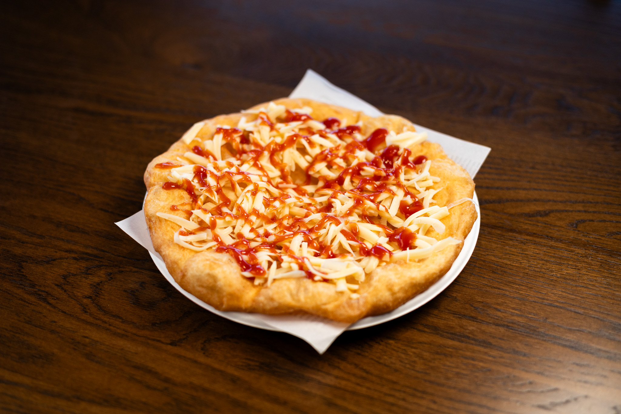 Langoš s kečupem, sýrem a česnekem