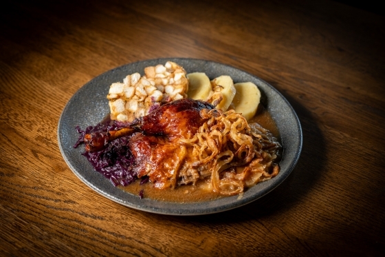 Čtvrtka pomalu pečené svatomartinské husy