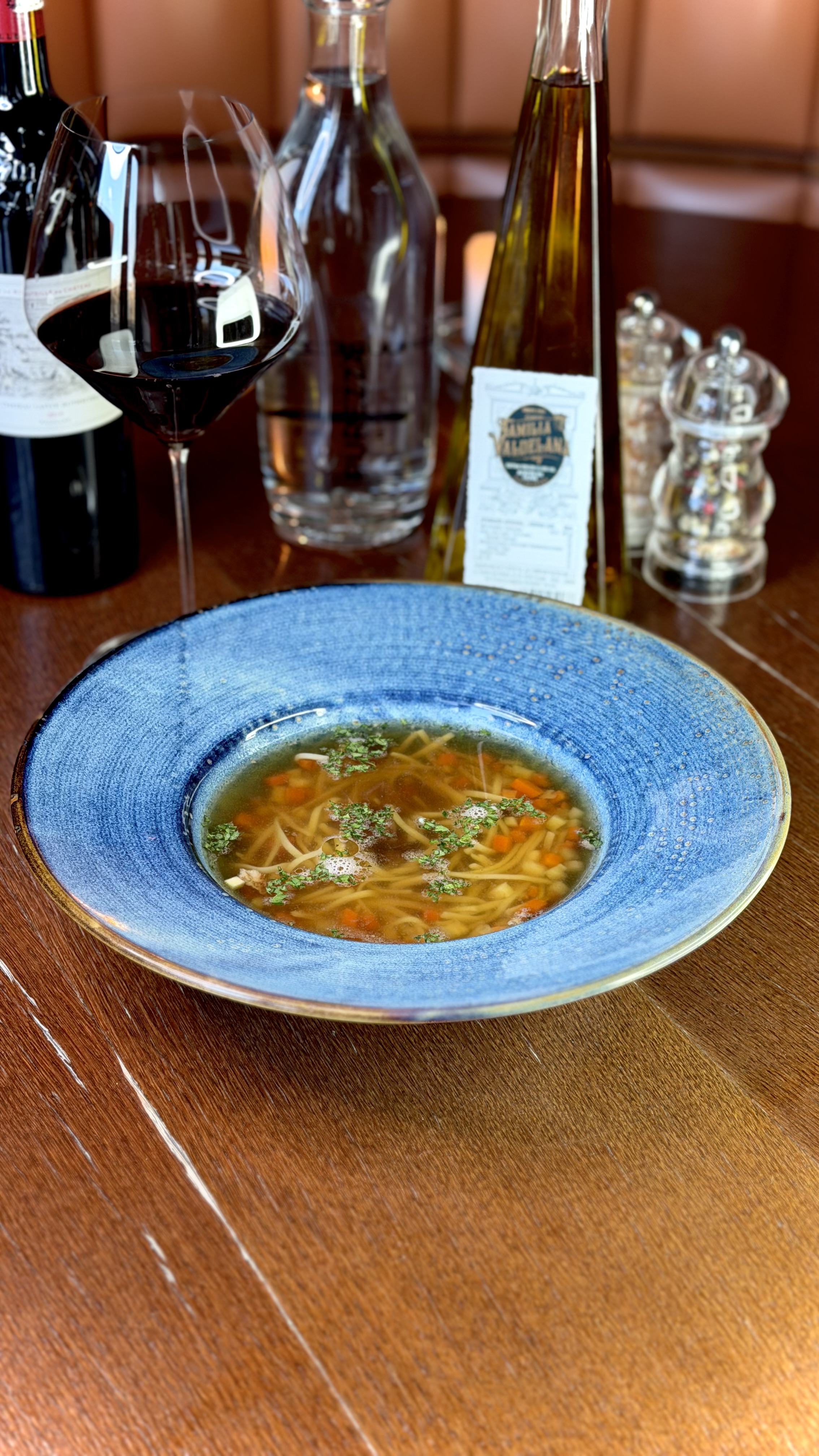 Hovězí vývar s nudlemi a brunoise zeleninou