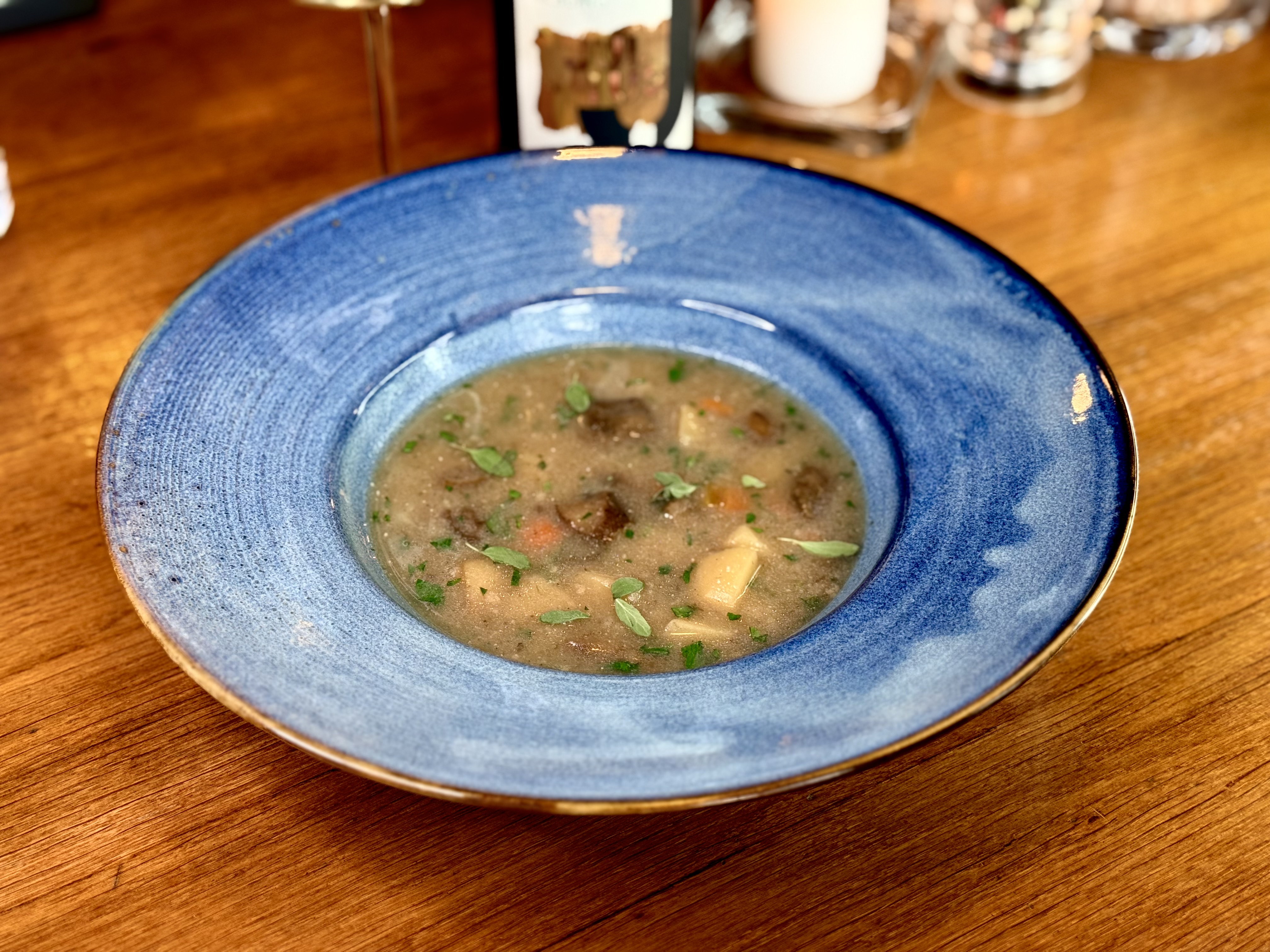 Bramboračka s houbami a majoránkou