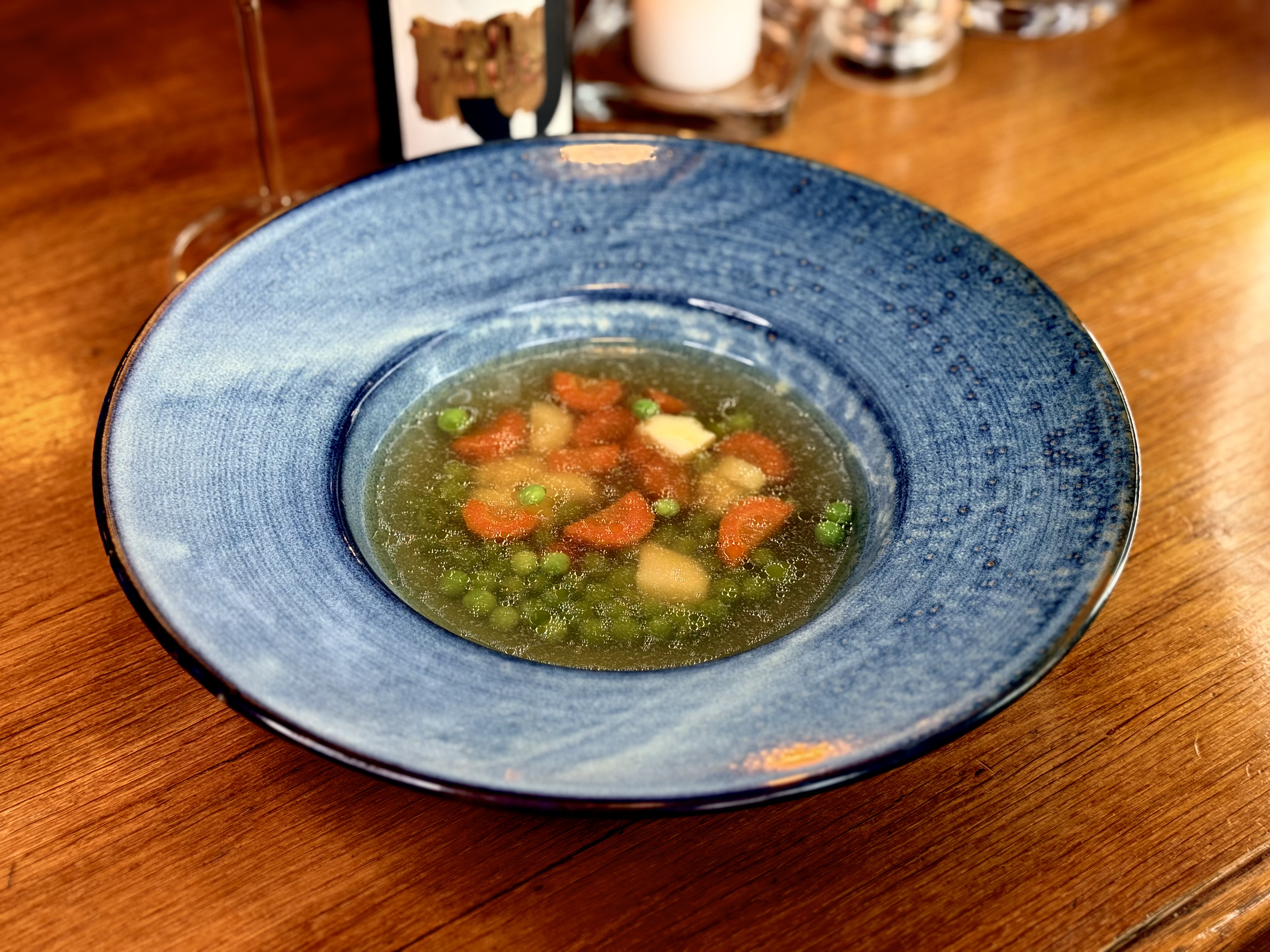 Slepičí vývar s hráškem a zeleninou