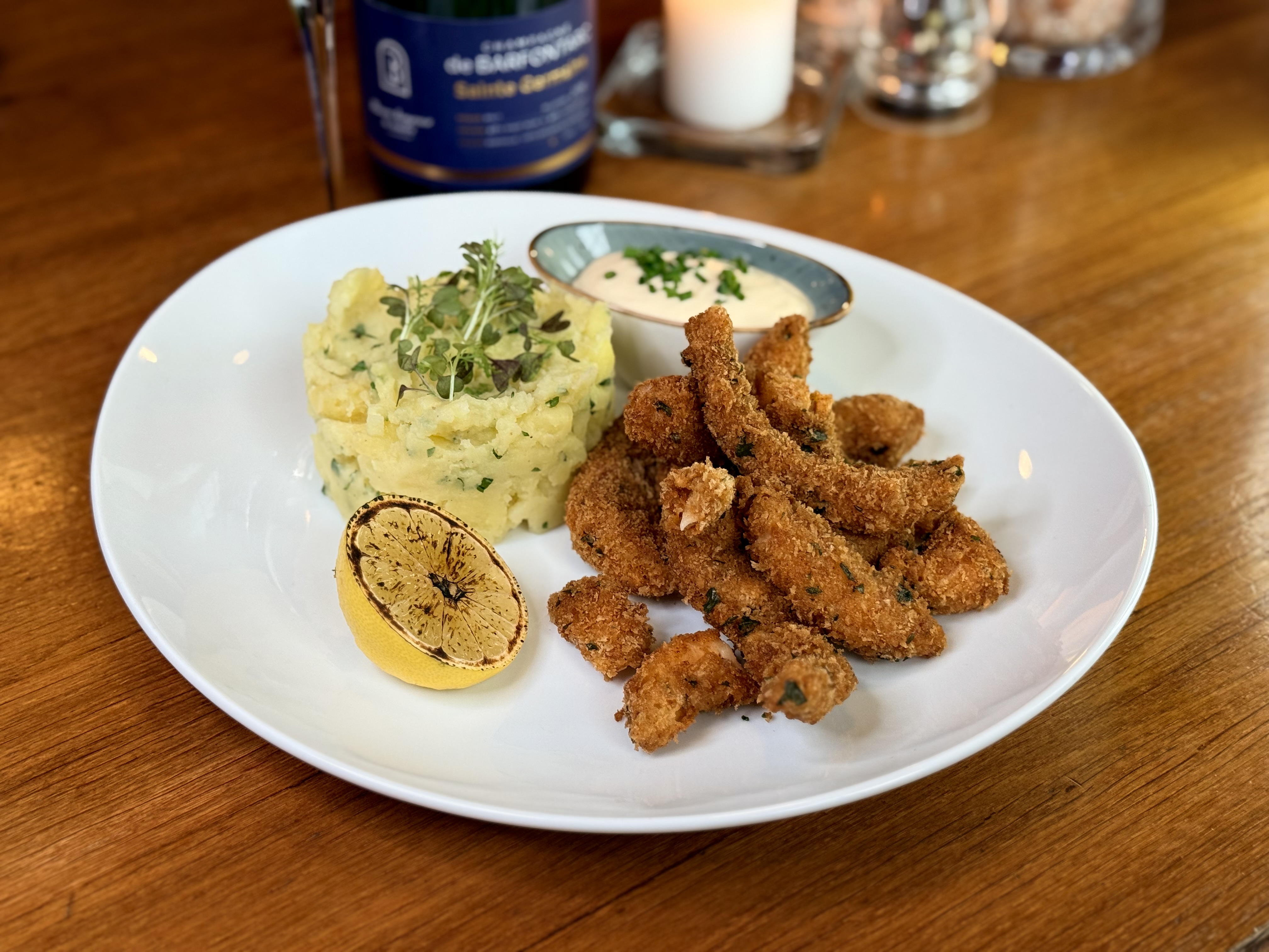 Variace smažených mořských ryb s uzenou paprikou