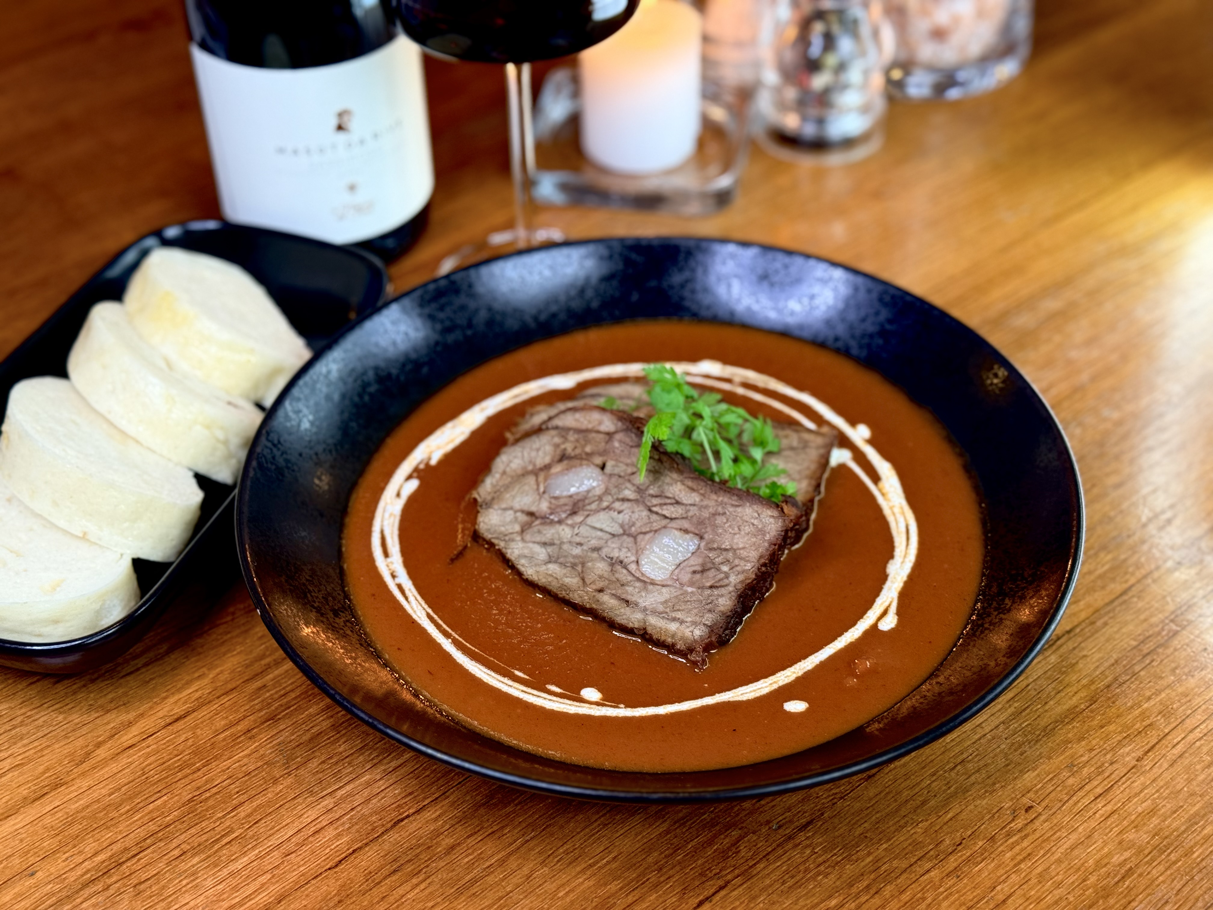 Rajská s hovězím masem špikované slaninou