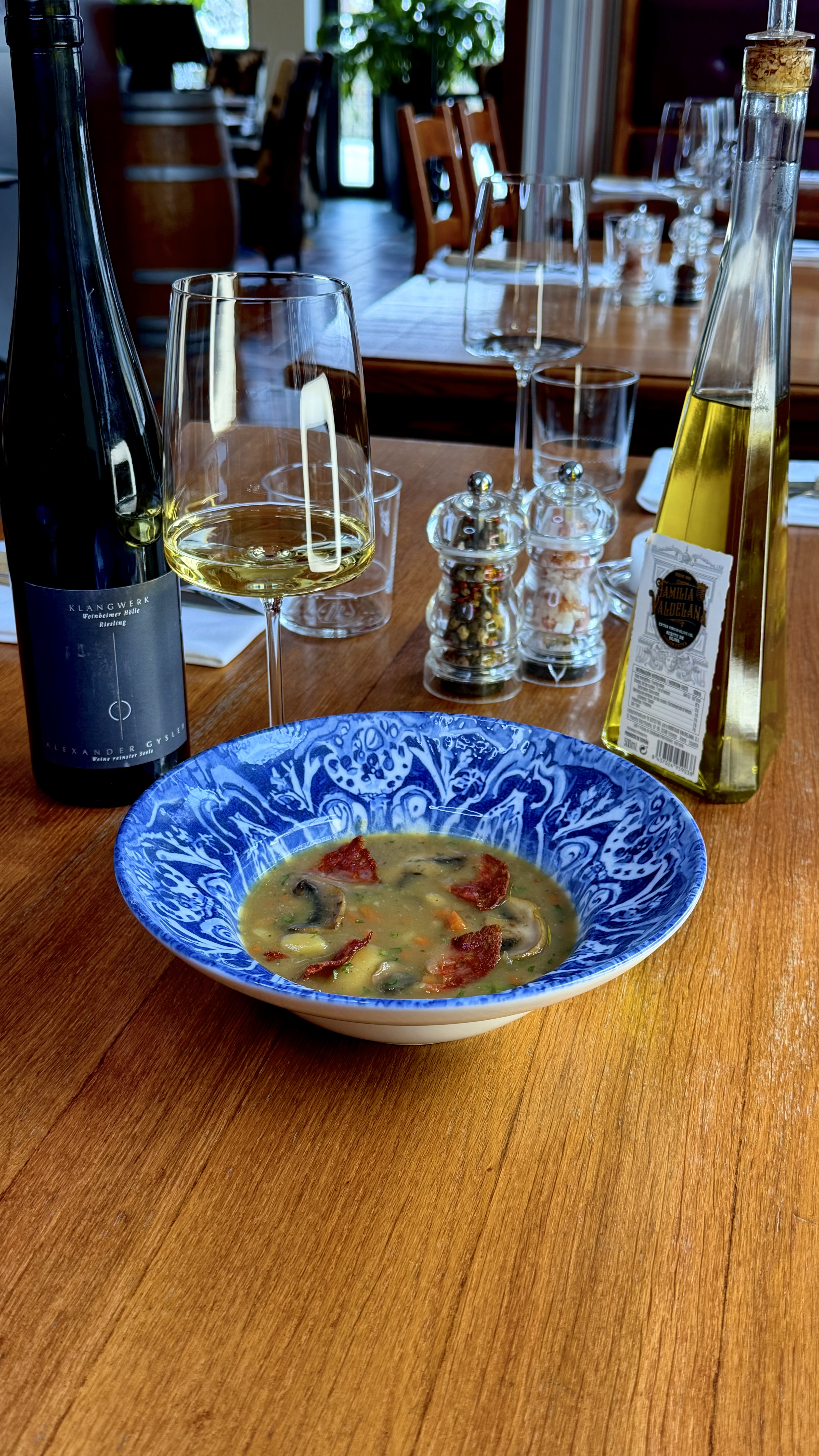 Žampionová polévka s bramborami a chorizem