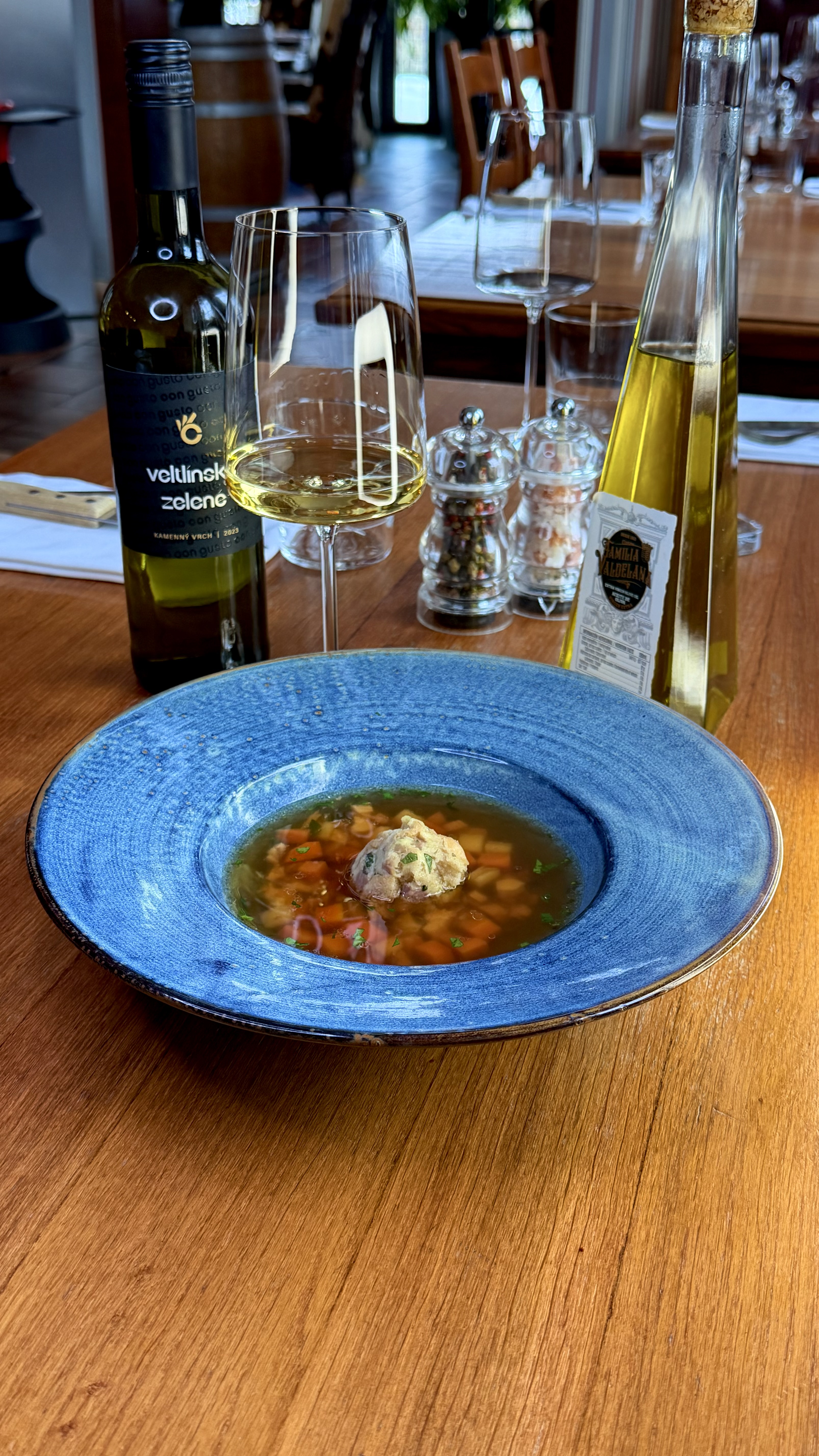 Kuřecí vývar se šunkovým knedlíčkem a kořenovou zeleninou