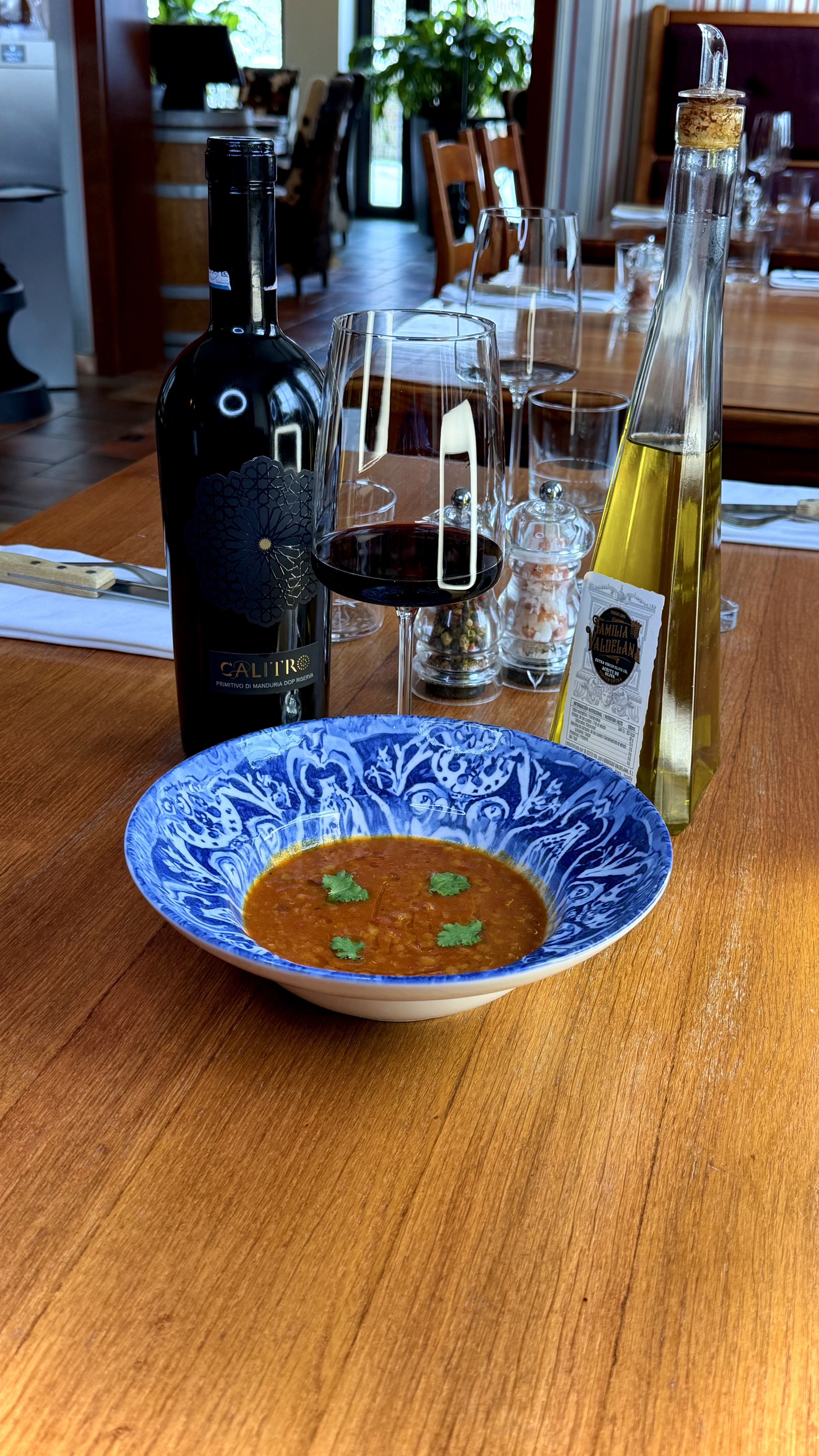 Indická polévka z červené čočky a rajčat