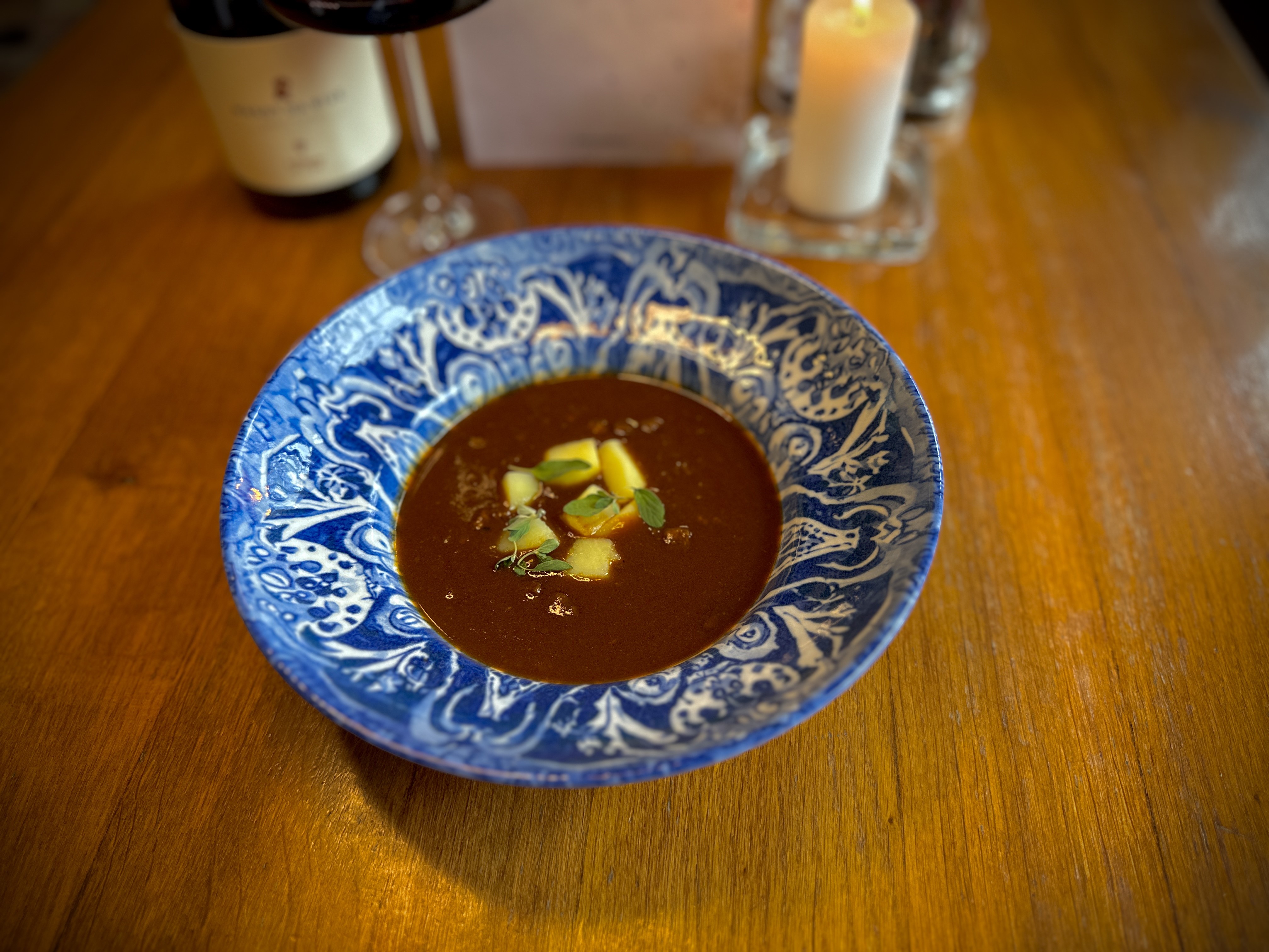 Pikantní gulášová polévka s bramborami a majoránkou