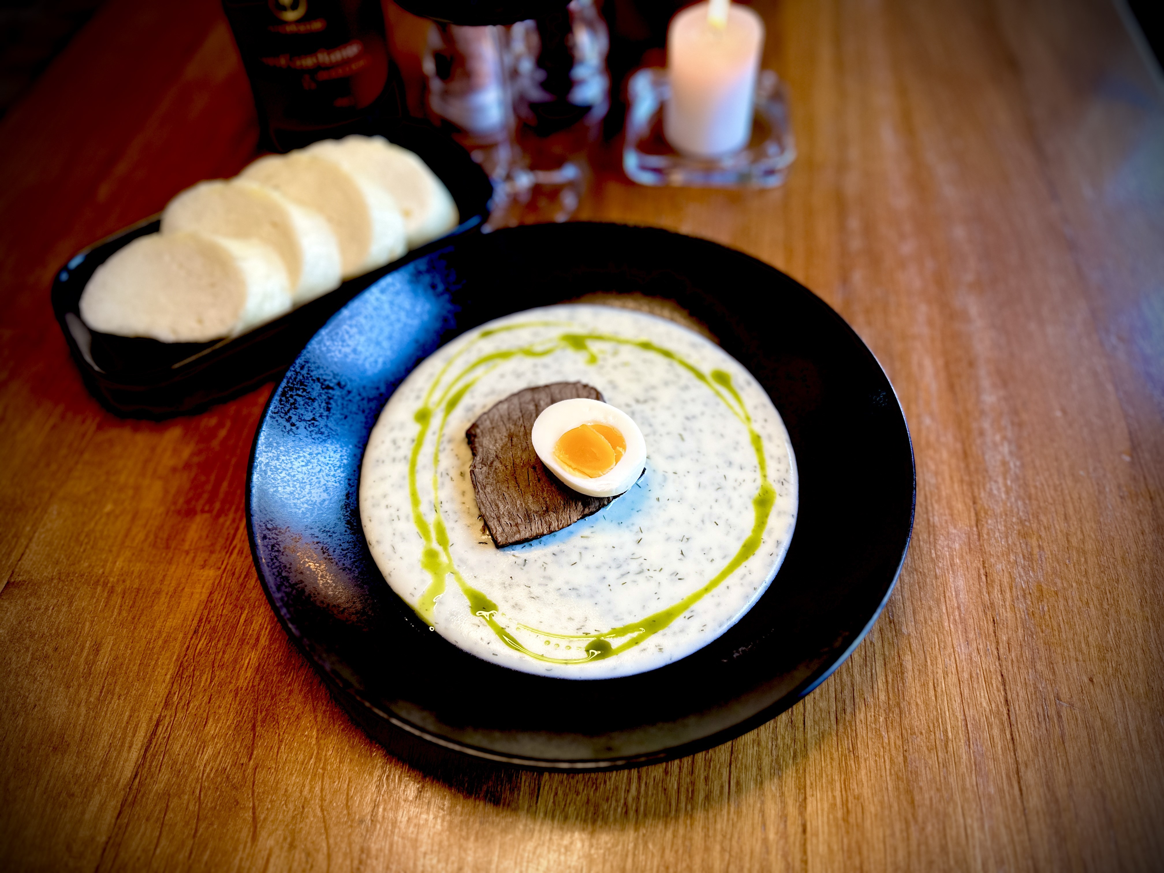 Dušené hovězí zadní s koprovou omáčkou a vejcem