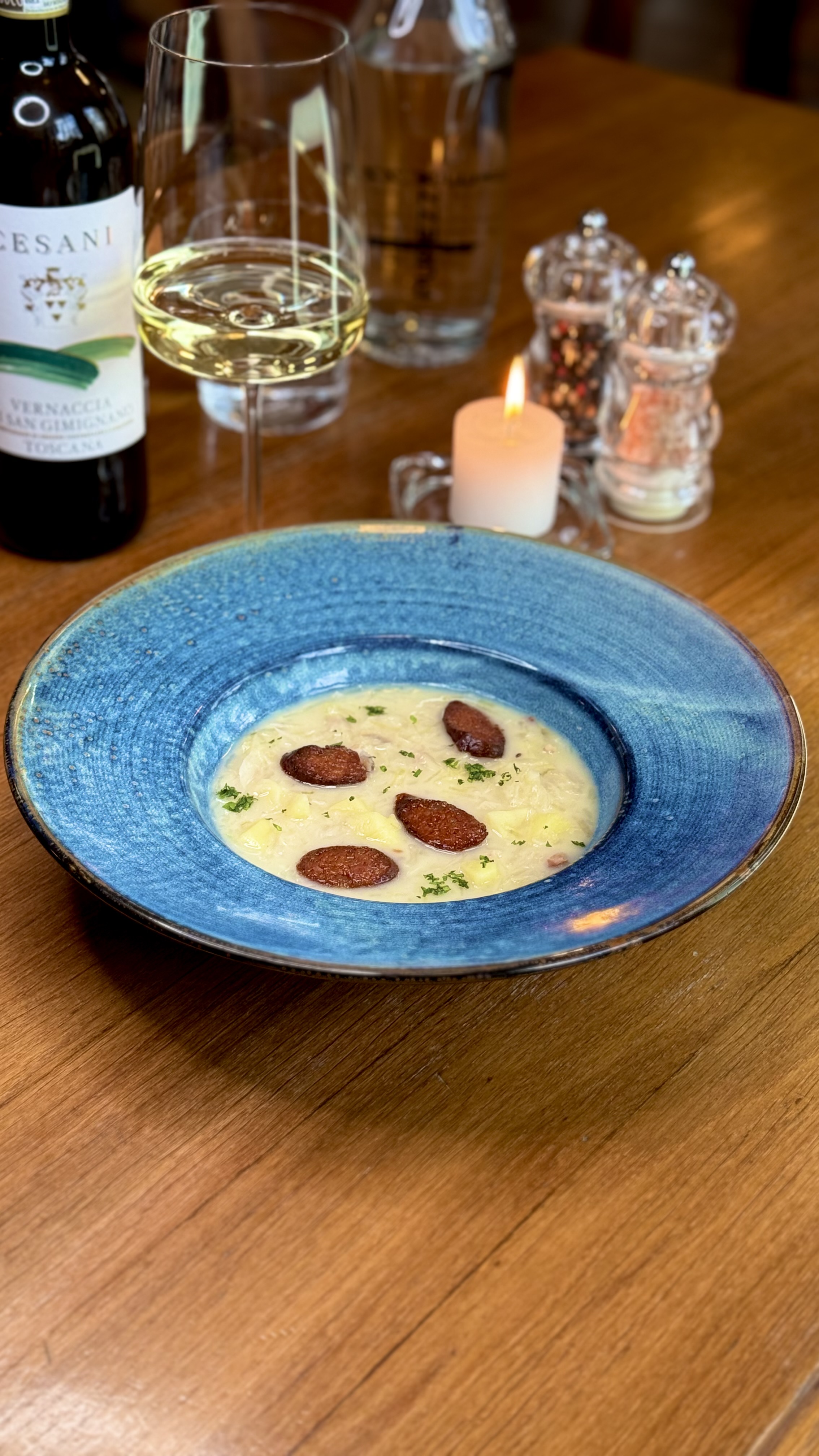 Valašská kyselica s bramborami a dunajskou klobáskou