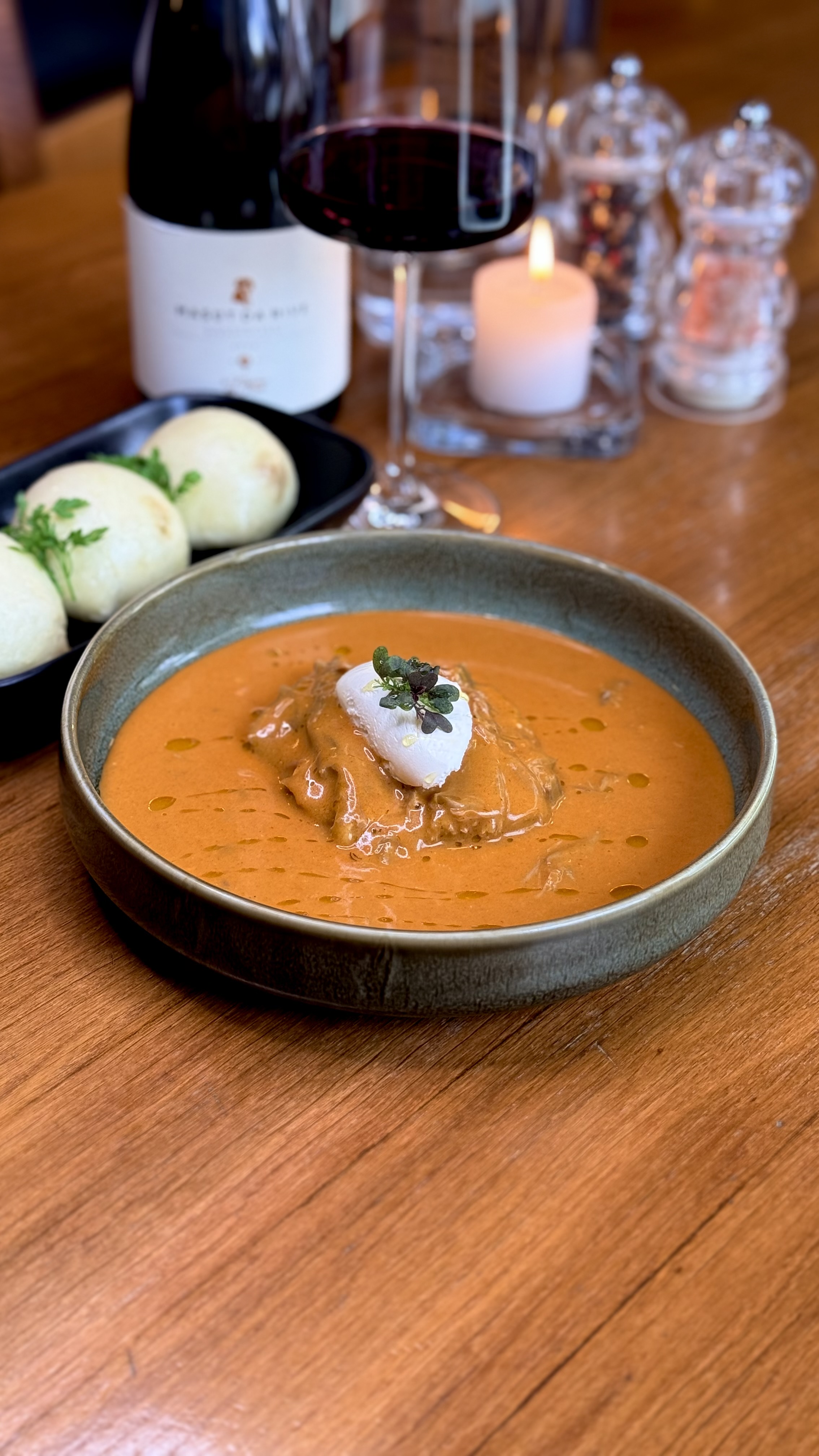 Trhaná kachna na paprice s podmáslím a uzenou solí