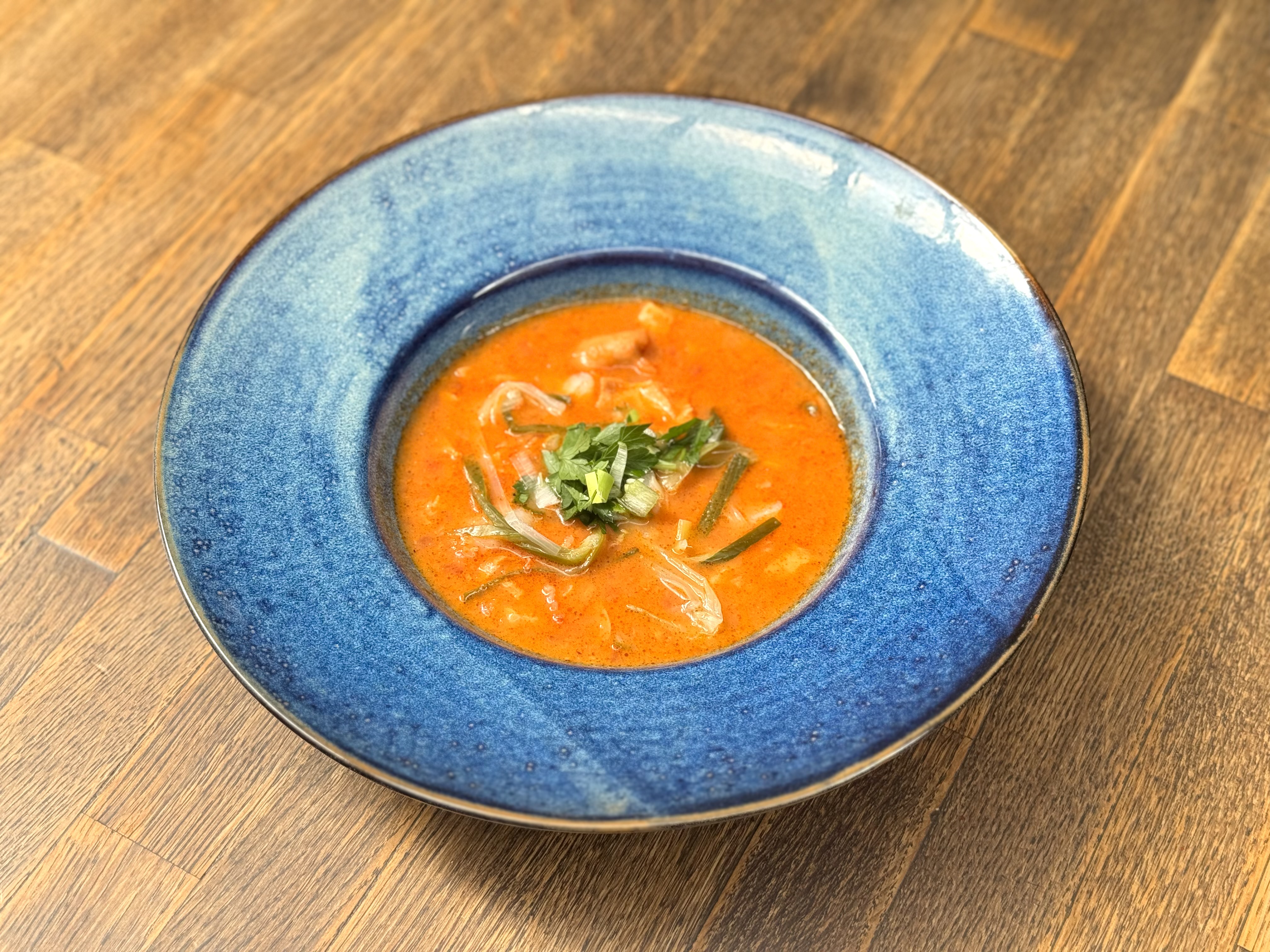 Pikantní Tom Yum polévka s mořskými plody