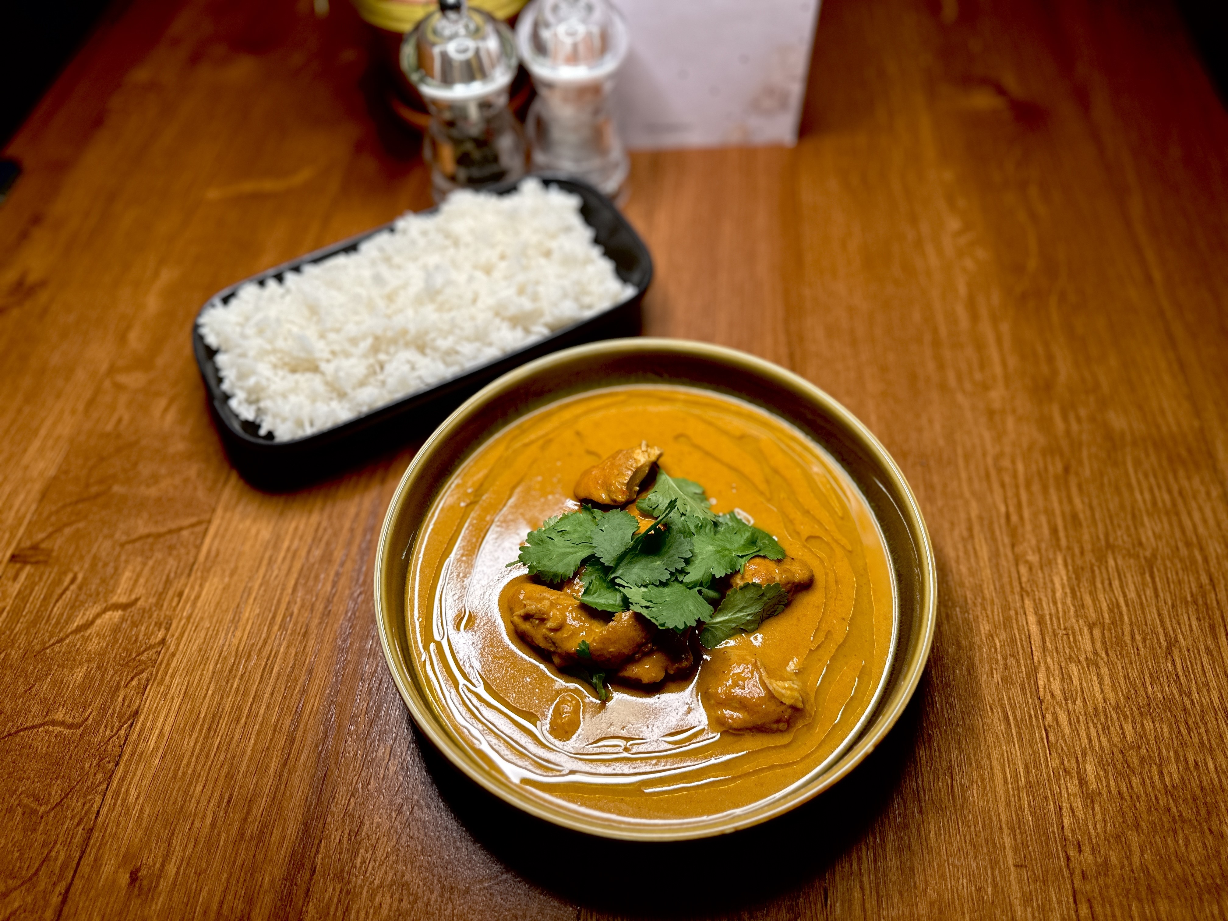 Indické máslové kuře s kari Murgh Makhani