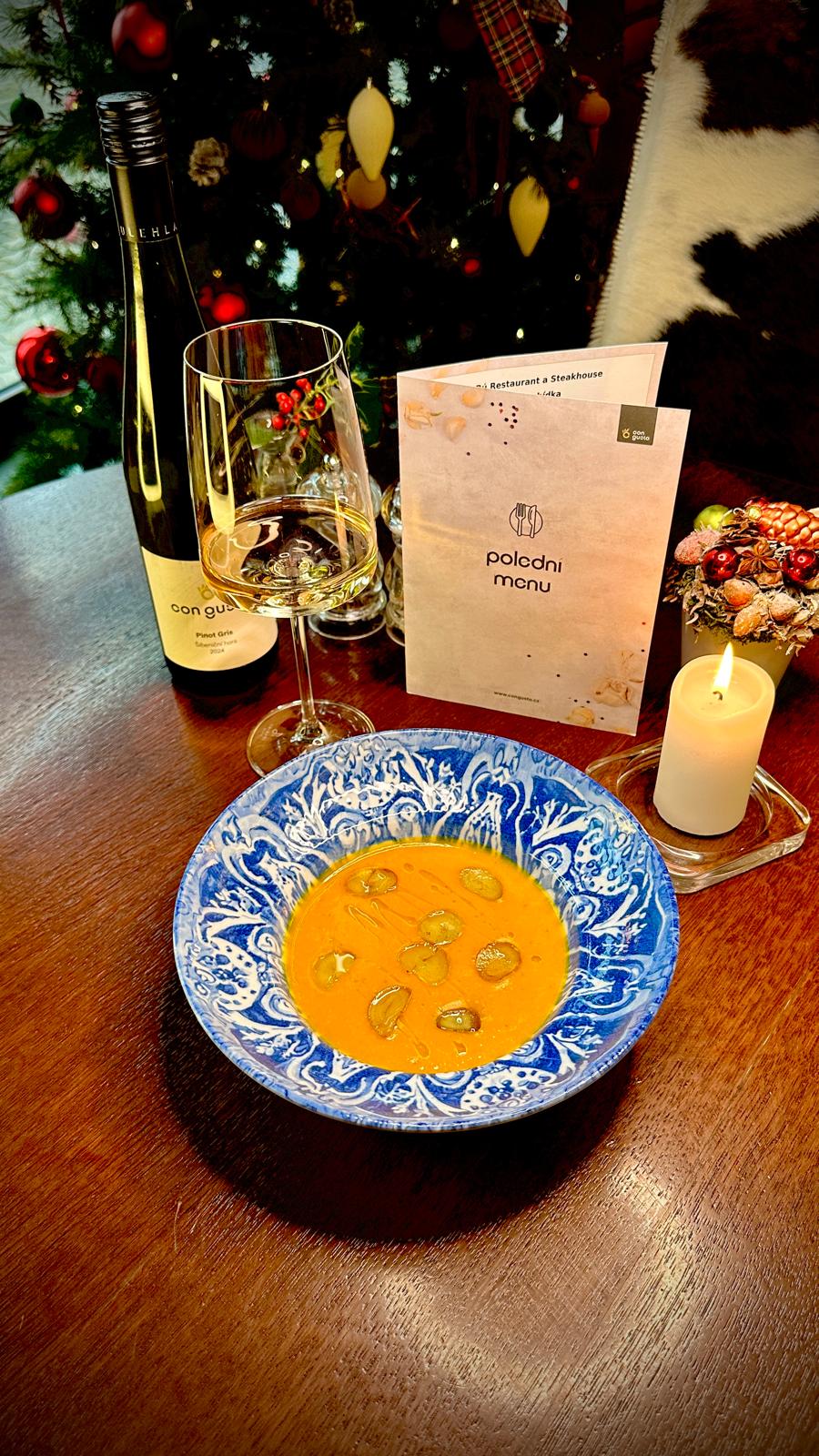 Dýňový krém s kaštany a zázvorovým olejem