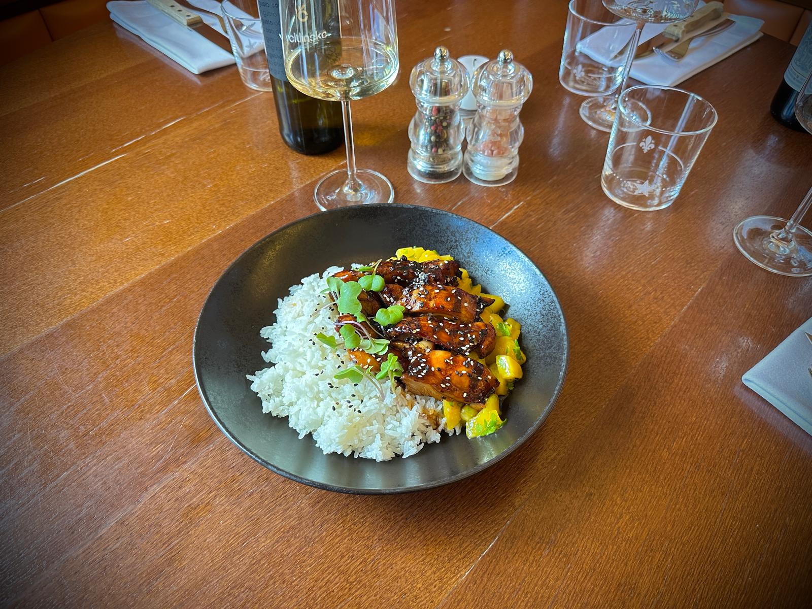 Asijské glazované kuře s mangem a chilli