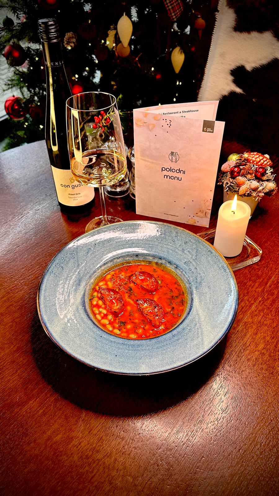 Fazolová polévka s rajčaty a salámem chorizo