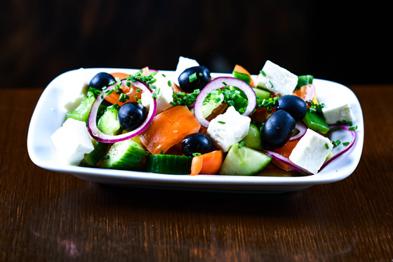 Malý zeleninový salát se sýrem feta a olivami