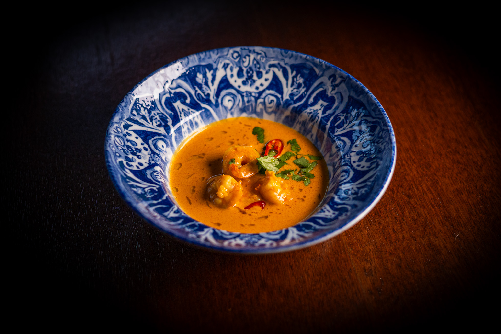 Thajská krevetová kari polévka s citrusy