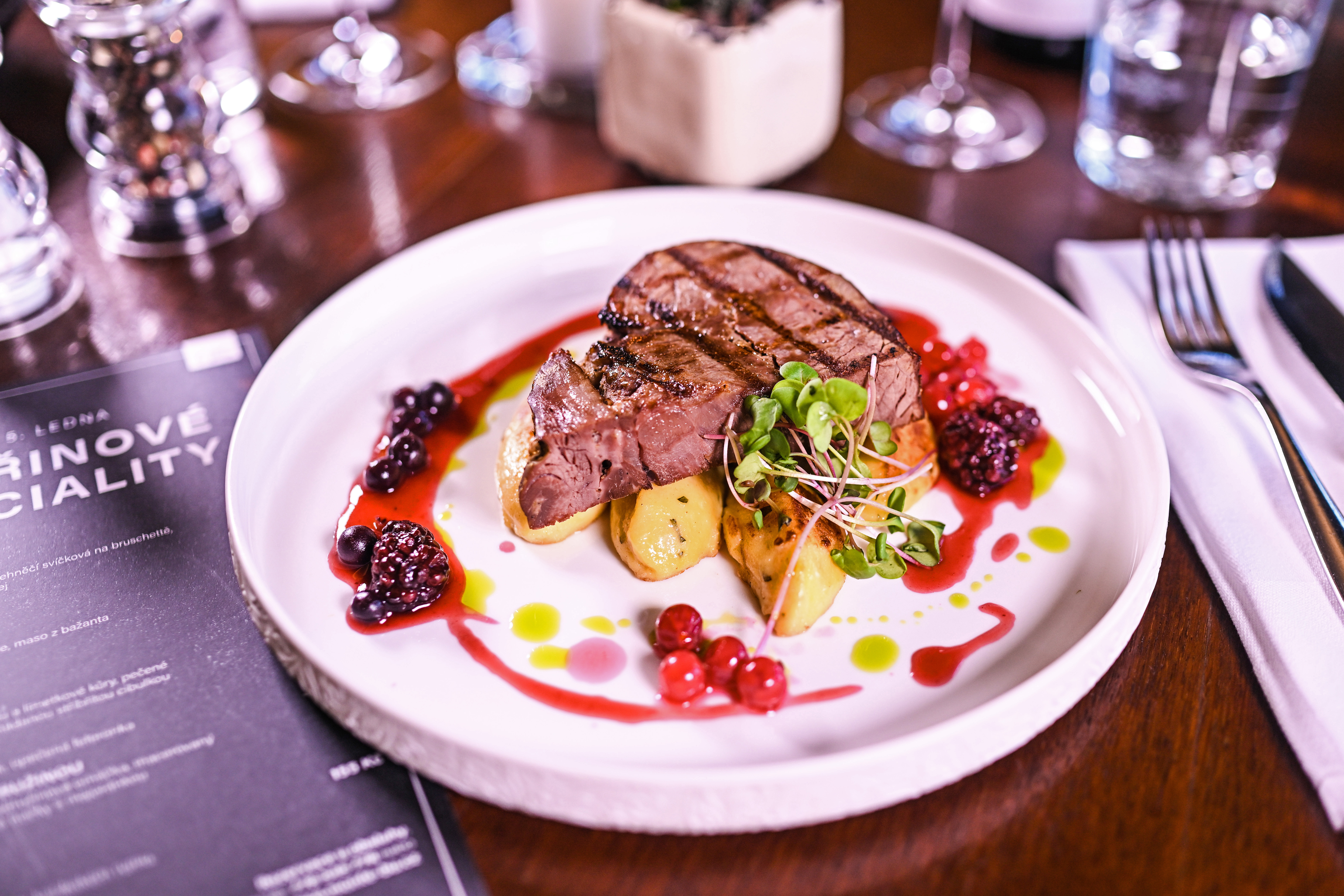 Steak z jelena s ostružinou
