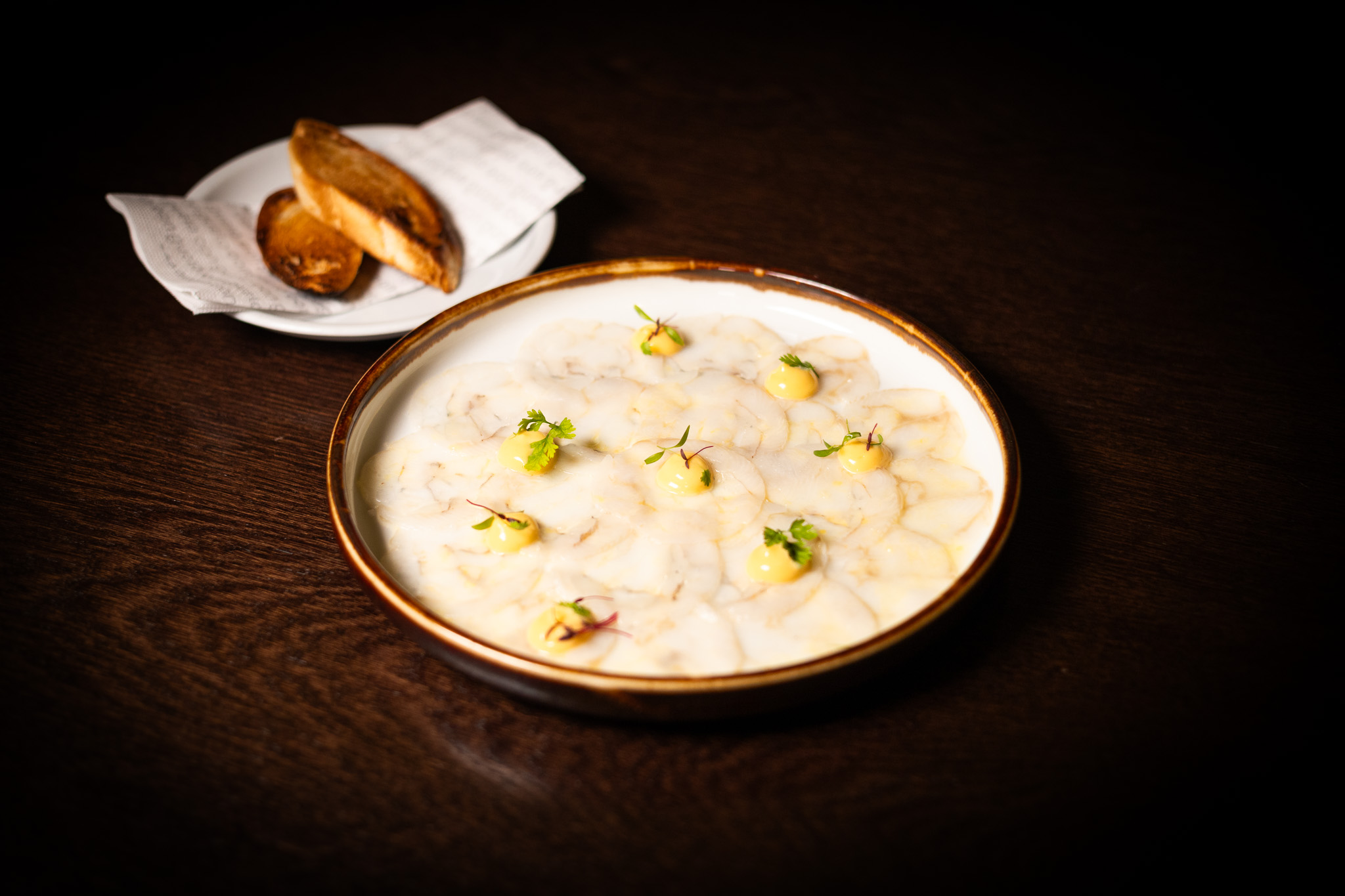 Carpaccio di halibut e gamberi, maionese al mango