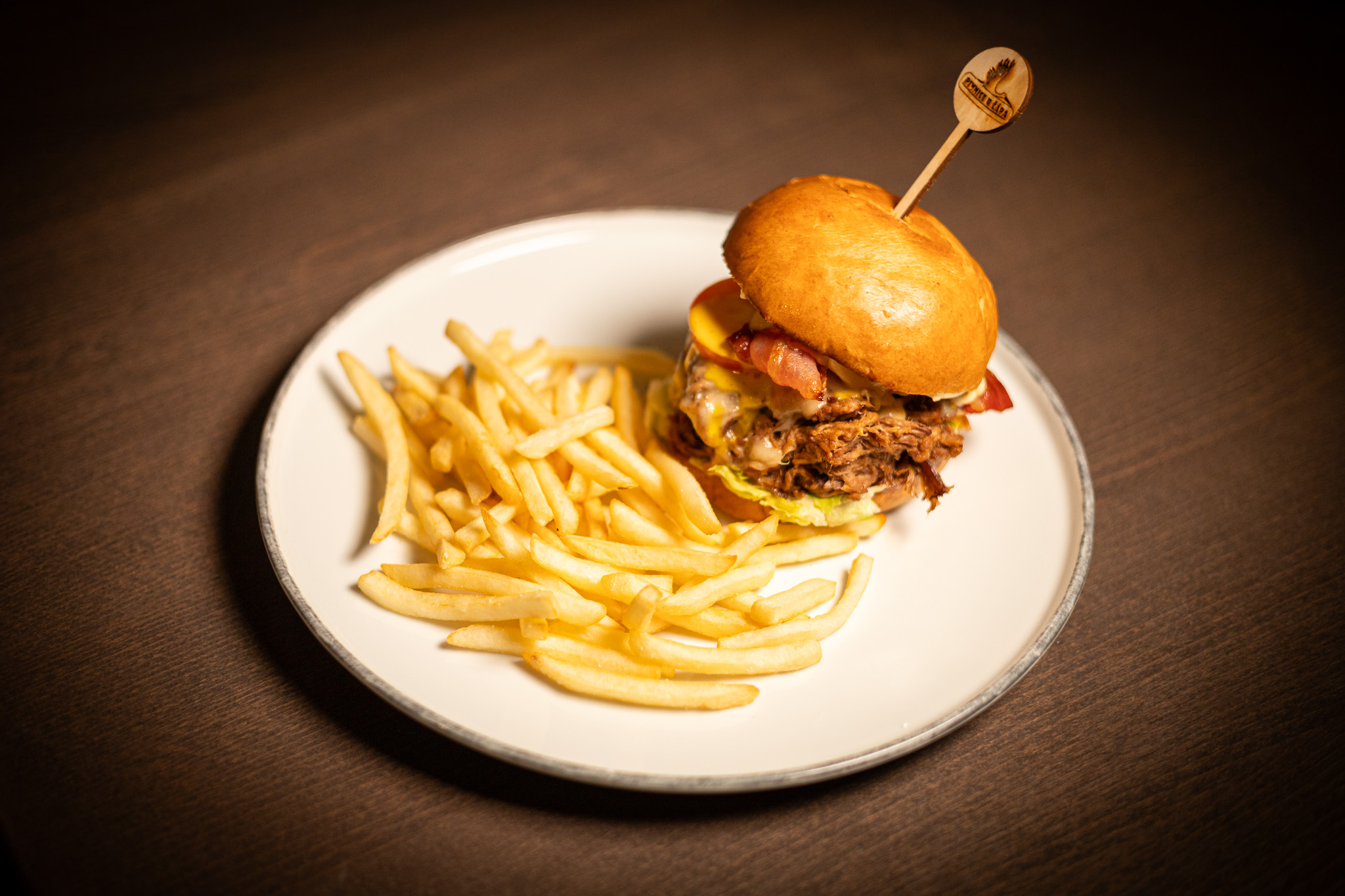 Burger s trhaným hovězím masem