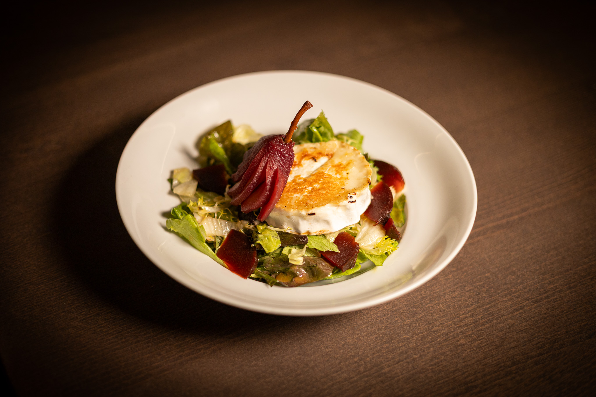 Zeleninový salát s grilovaným kozým sýrem