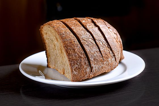 Rozpékaný chléb s bylinkovým máslem