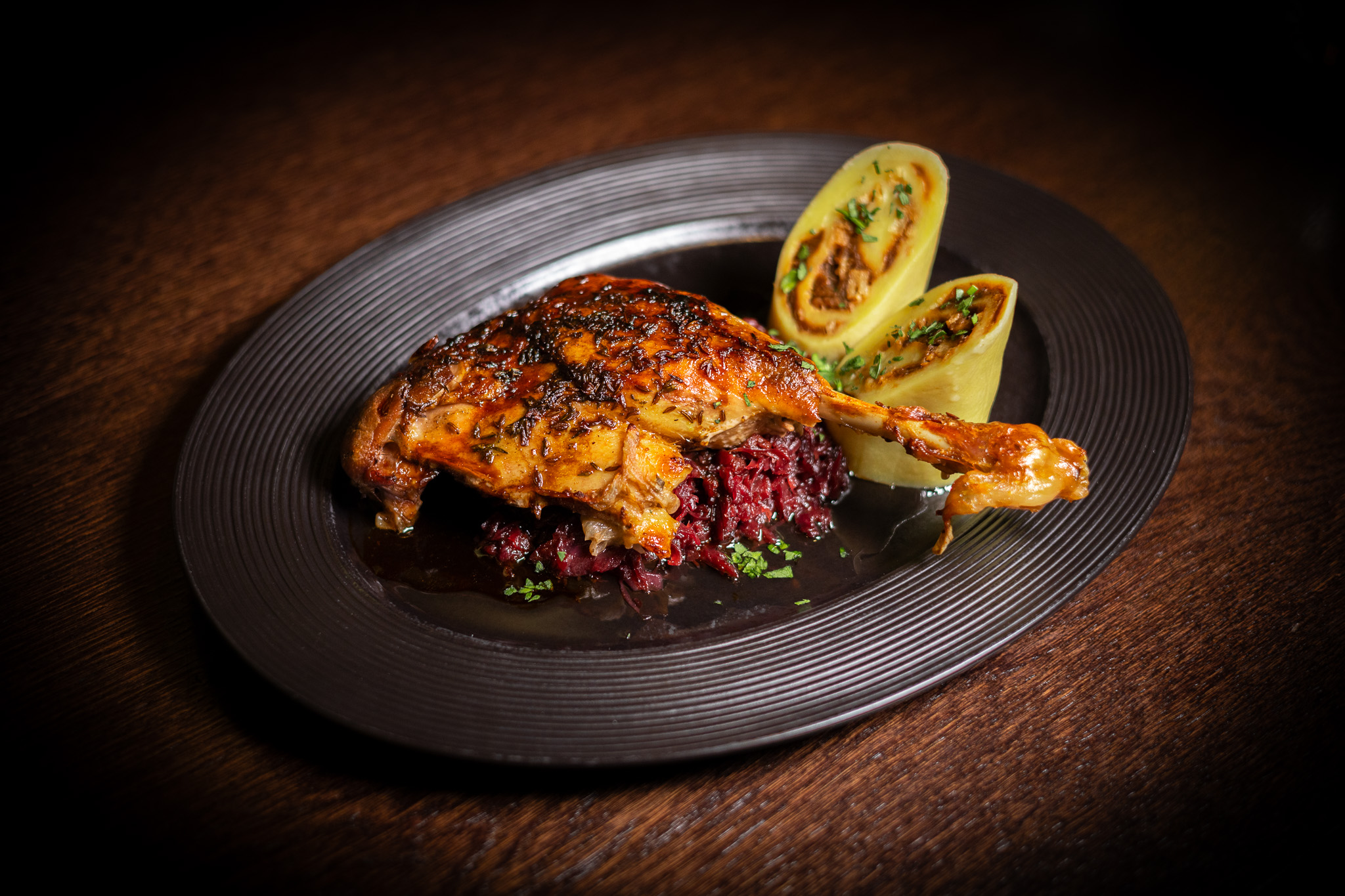 Pečené husí stehno na jablkách