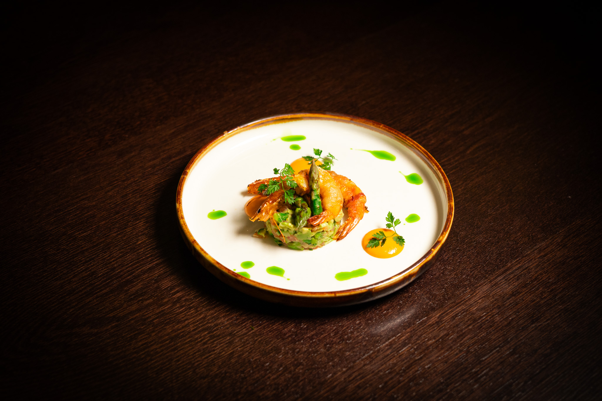 Tartare di asparagi con avocado e gamberi alla griglia