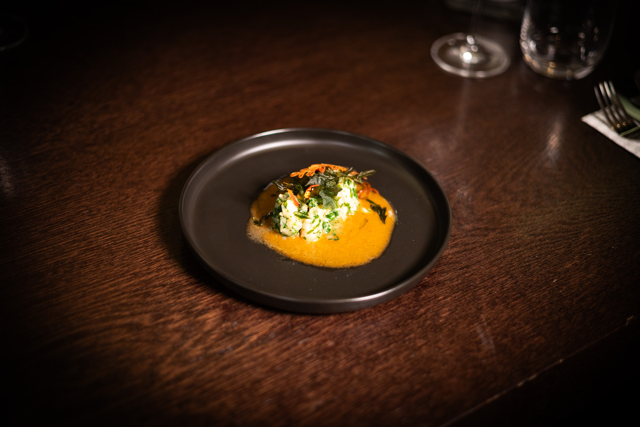 Gamberi in camicia con bisque di frutti di mare e peperoncino
