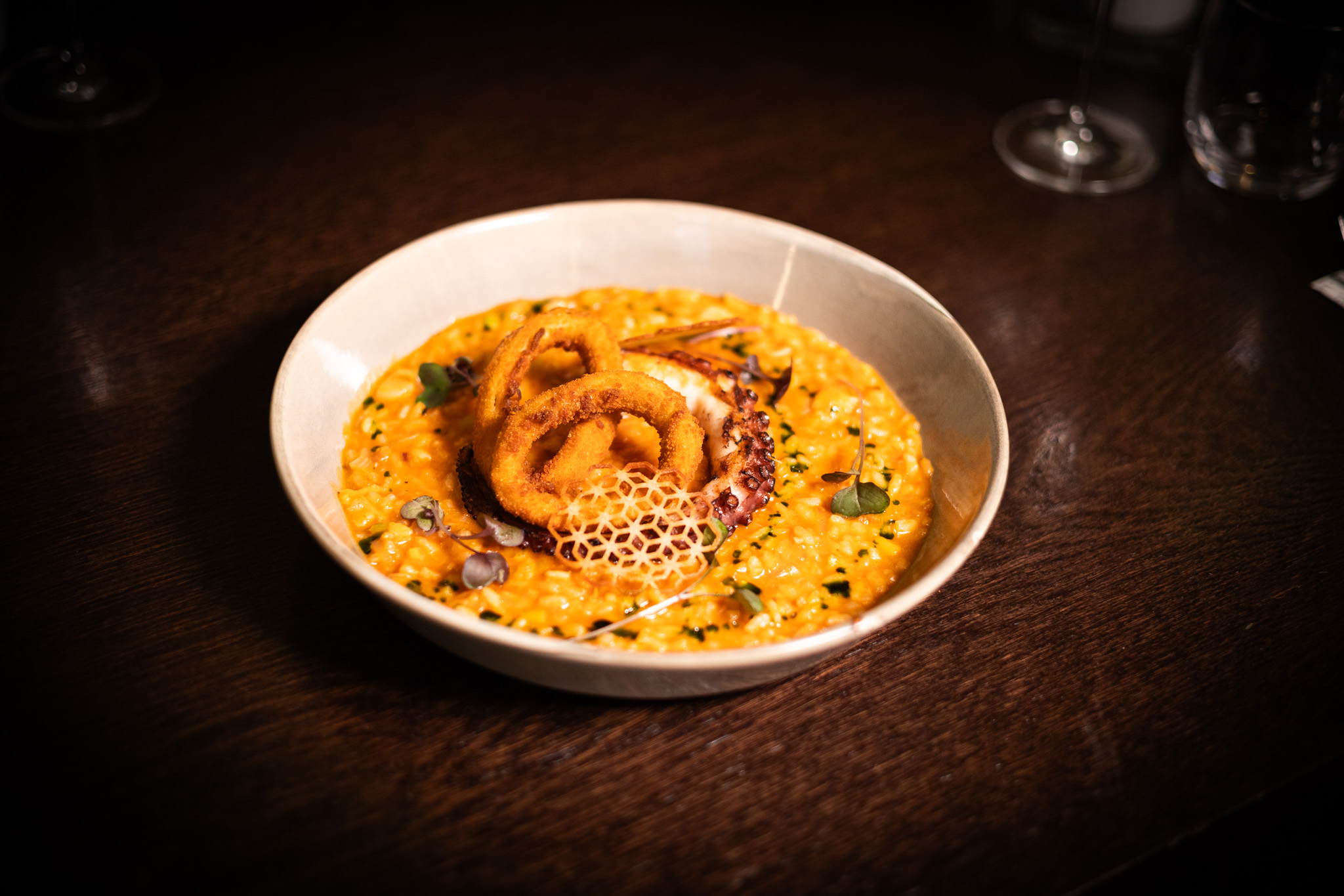Risotto al pomodoro con polpo alla griglia e calamari fritti