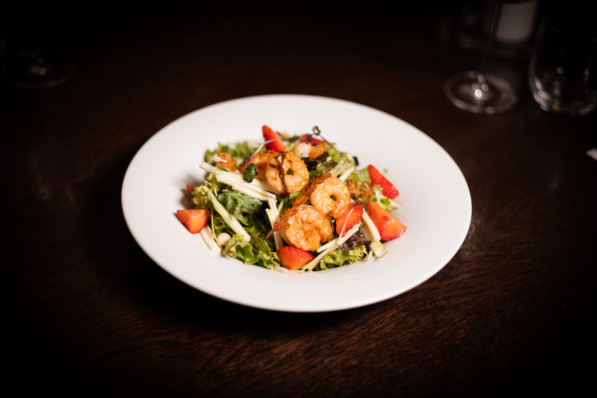 Insalata con gamberi, fragole, zucchine, pomodorini, nocciole e condimento alle fragole