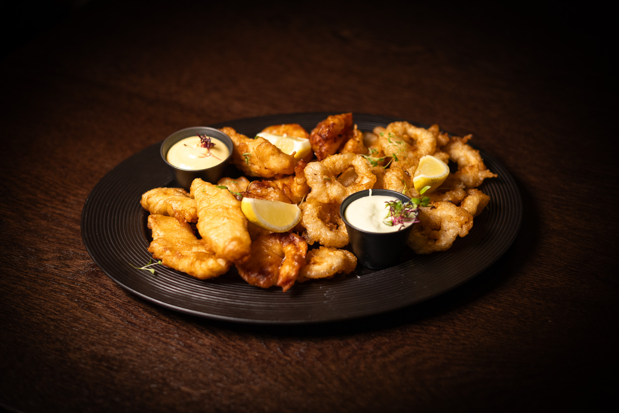 Fritto misto di mare con salsa avocado e aioli