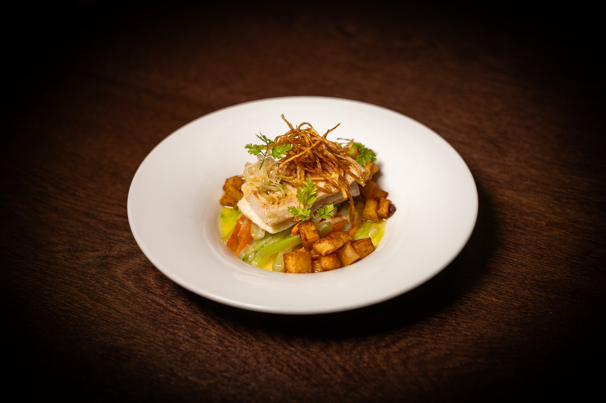 Filetto di luccio confit su verdure di radice con salsa al burro bianco