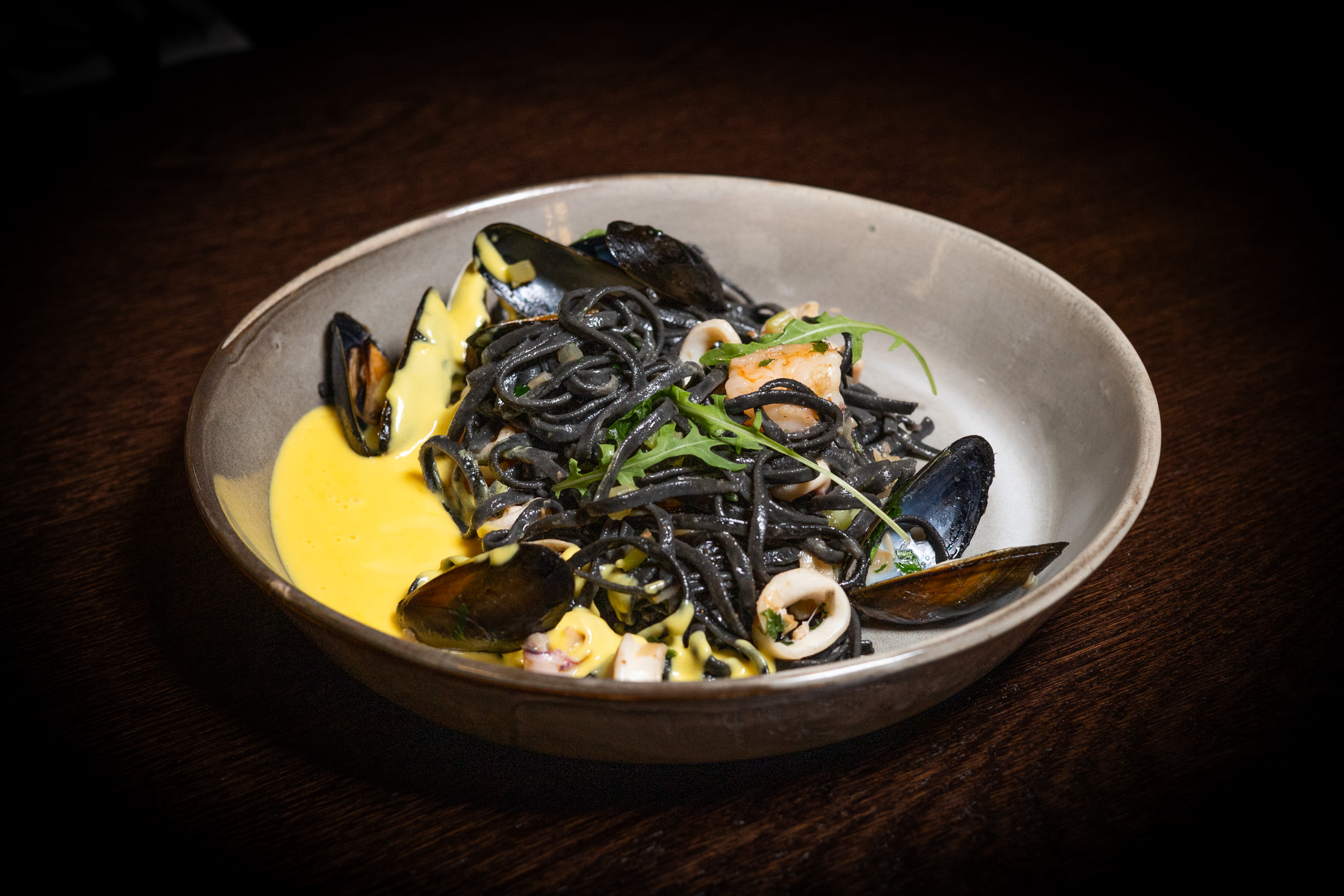 LINGUINE AL NERO DI SEPPIA AI FRUTTI DI MARE E SALSA ALLO ZAFFERANO