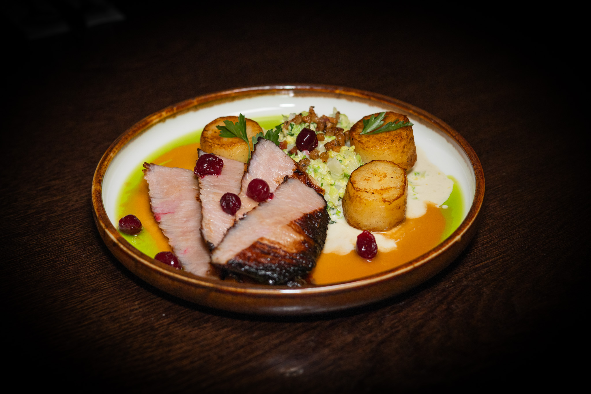 PLUMA DI MAIALE ALLA GRIGLIA, CREMA DI CAVOLO, FONDENTE DI PATATE, JUS DI MAIALE, MIRTILLI ROSSI
