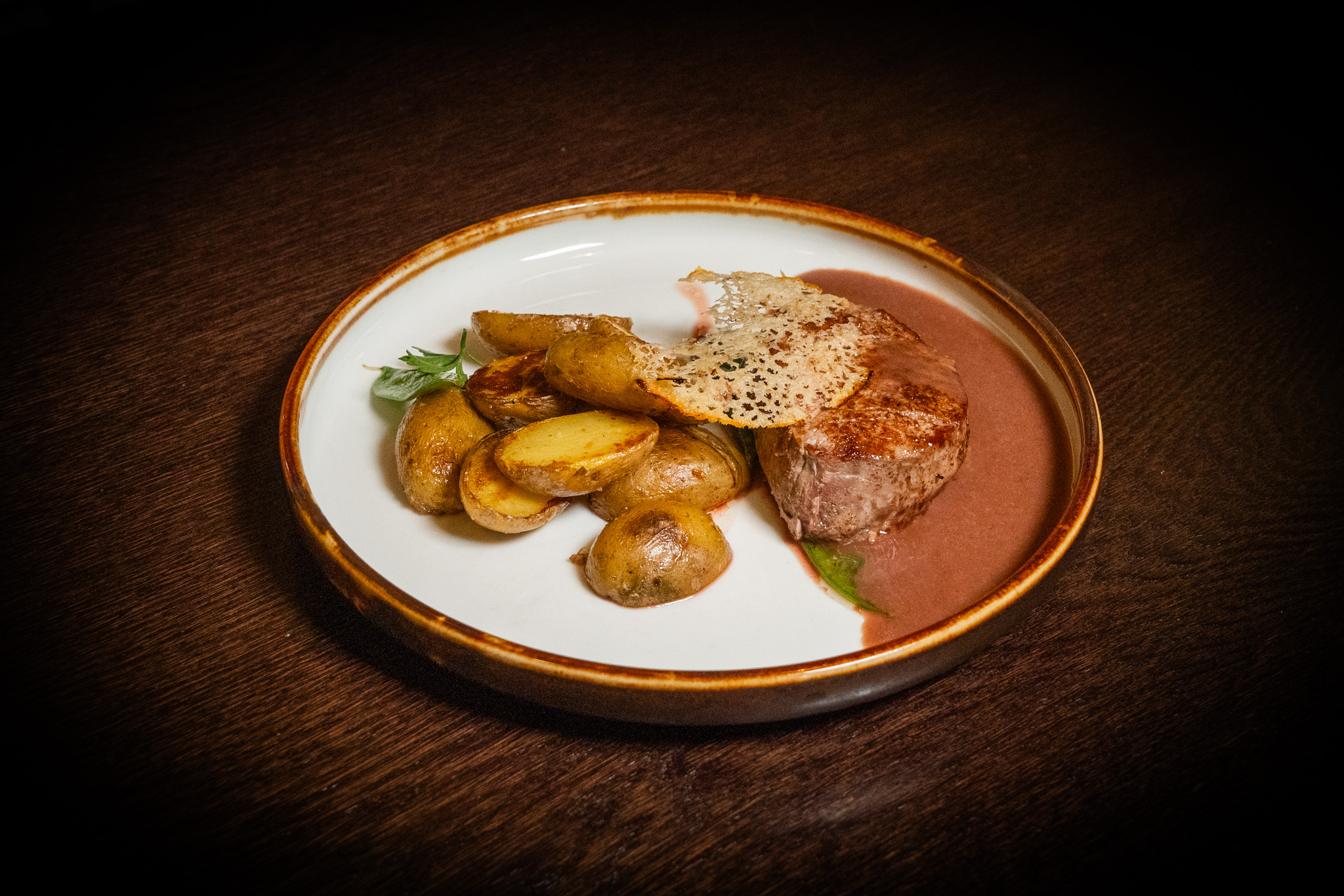 FILETTO DI MANZO CON SALSA AL PORTO E SFOGLIE DI FORMAGIO, PATATE GRENAILLE, BACCELLO DI PISELLO