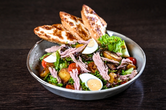 INSALATA NICOISE E BAGUETTE DI FORMAGGIO DI CARPA