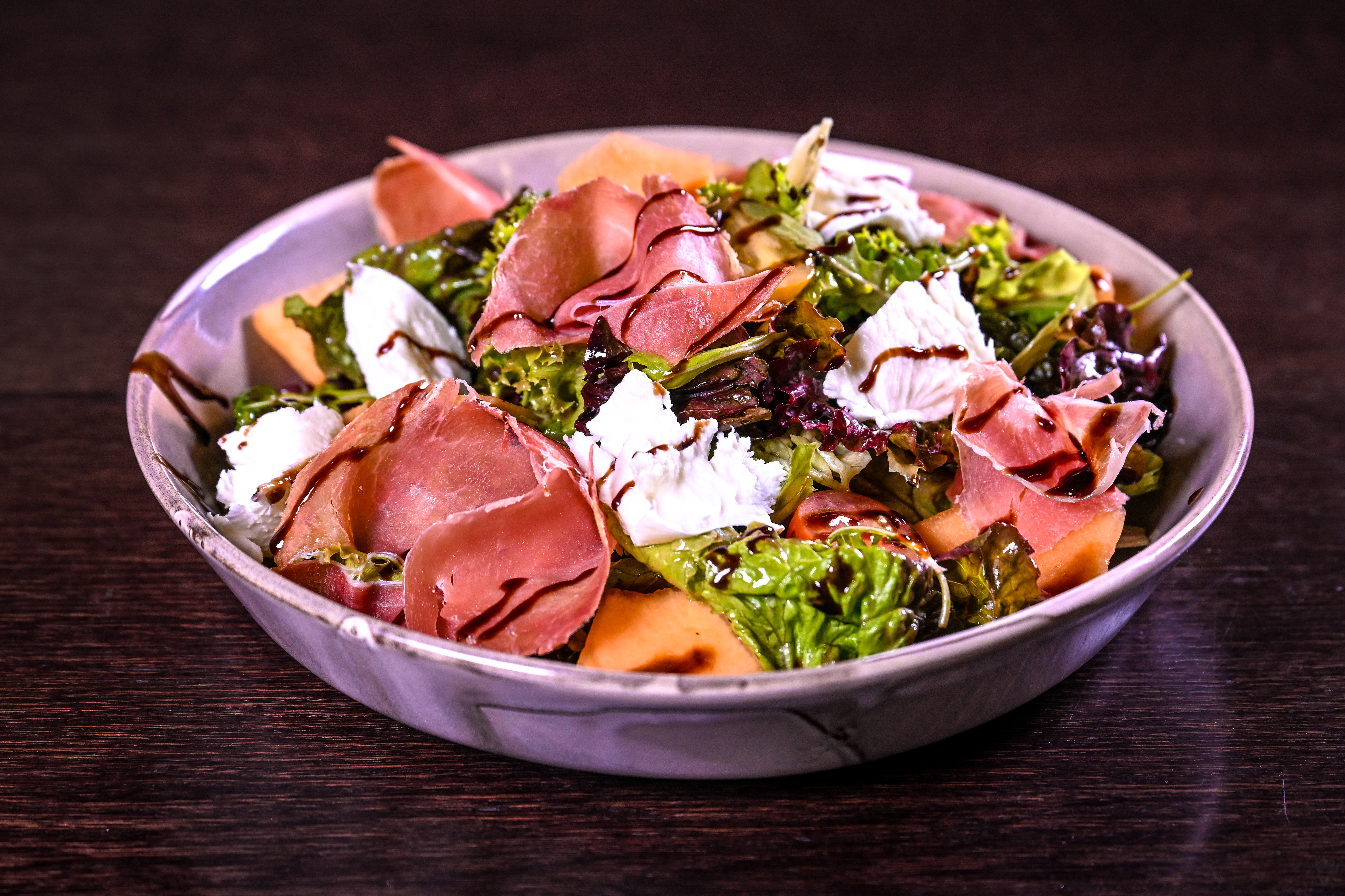 INSALATA CON BURRATA, PROSCIUTTO CRUDO, MELONE E POMODORI