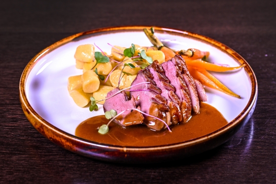 PETTO D‘ANATRA CON SALSA ALL‘ARANCIA E GNOCCHI