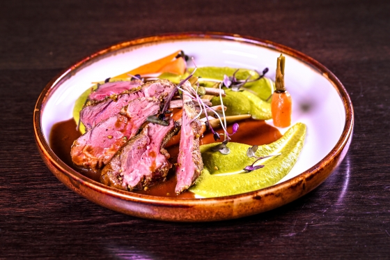 COSTOLETTE DI AGNELLO, PURÈ DI PISELLI, CAROTE GLASSATE