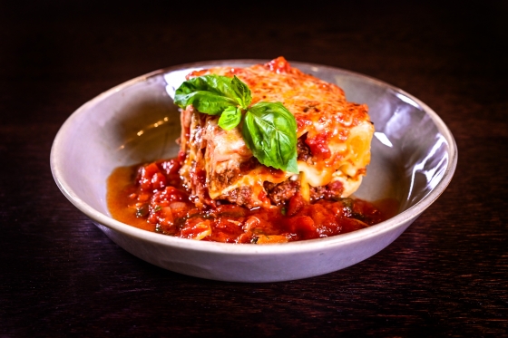 CANELLONI CON RAGÚ DI CARNE, BESCIAMELLA E PARMIGIANO