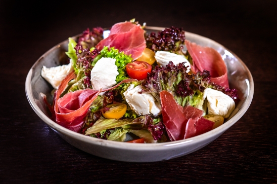 INSALATA CON BUFALINA, PROSCIUTTO CRUDO E POMODORI
