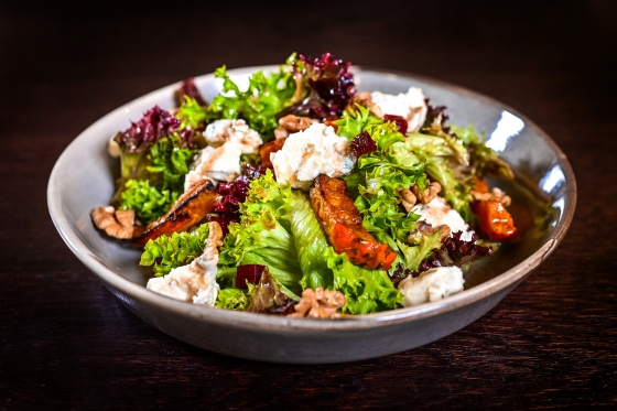 INSALATA CON ZUCCA, BARBABIETOLA, GORGONZOLA E NOCCI