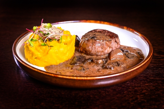 FILETTO DI MANZO, SALSA DI FUNGHI, PURÉ DI PATATE CON BURRO AL TARTUFO