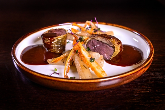 FILETTO DI CERVO, RADICE NERA AFFOGATA NEL BURRO ALLE ERBE, SALSA DEMI GLACE