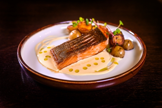 SALMONE GRIGLIATO CON SALSA OLANDESE, OLIO DI ANETO, GRENAILLE TOSTATO