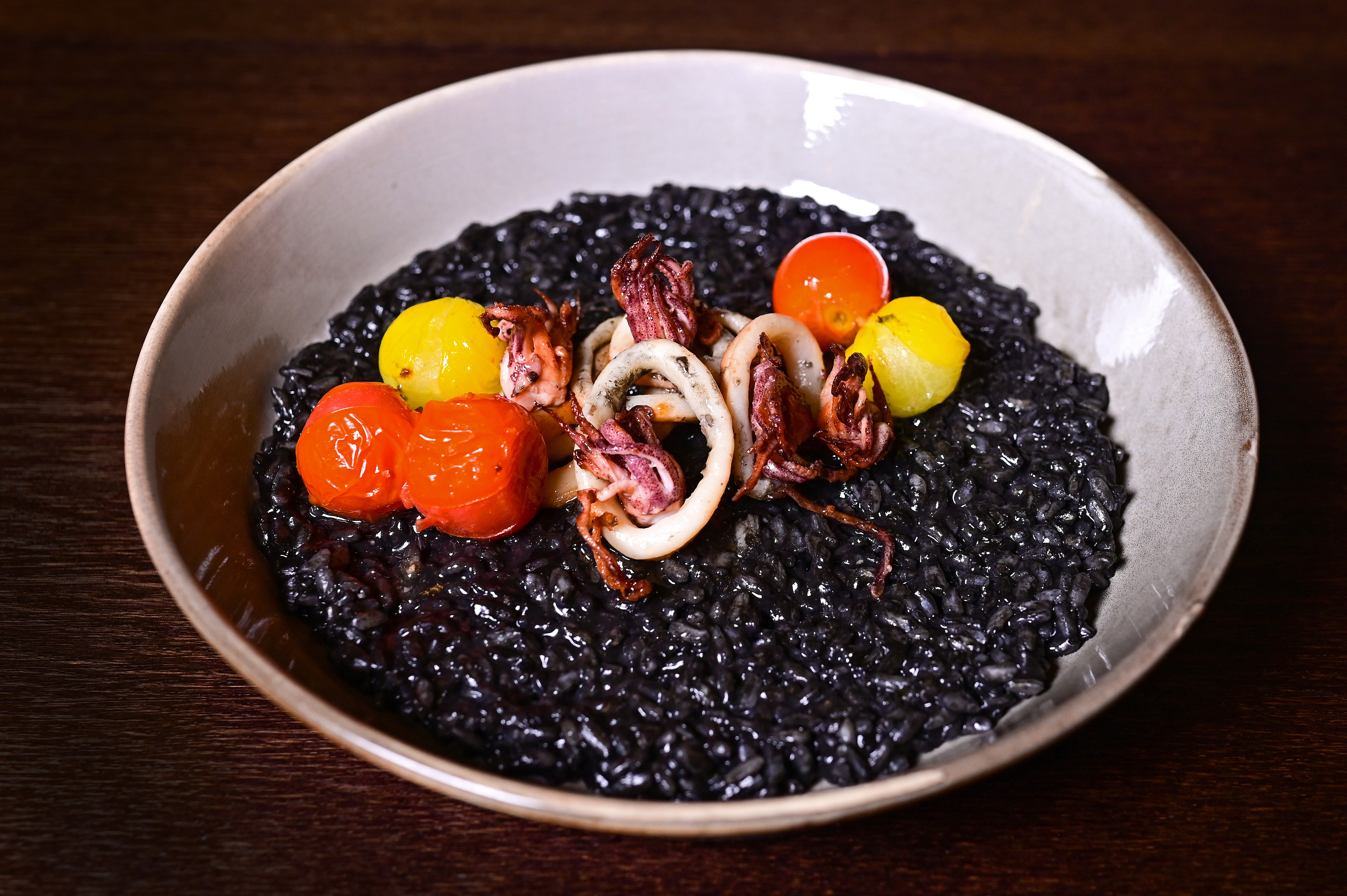 RISOTTO AL NERO CON CALAMARI E POMODORINI