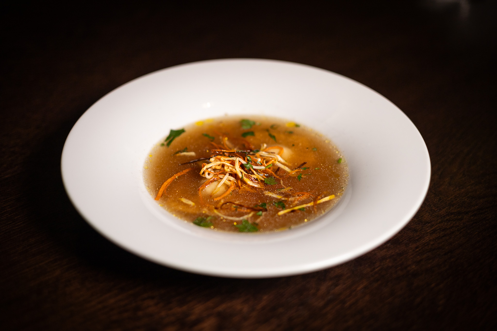 BRODO DI MANZO CON RAVIOLO RIPIENO DI CARNE E RICOTTA, VERDURE DI RADICE