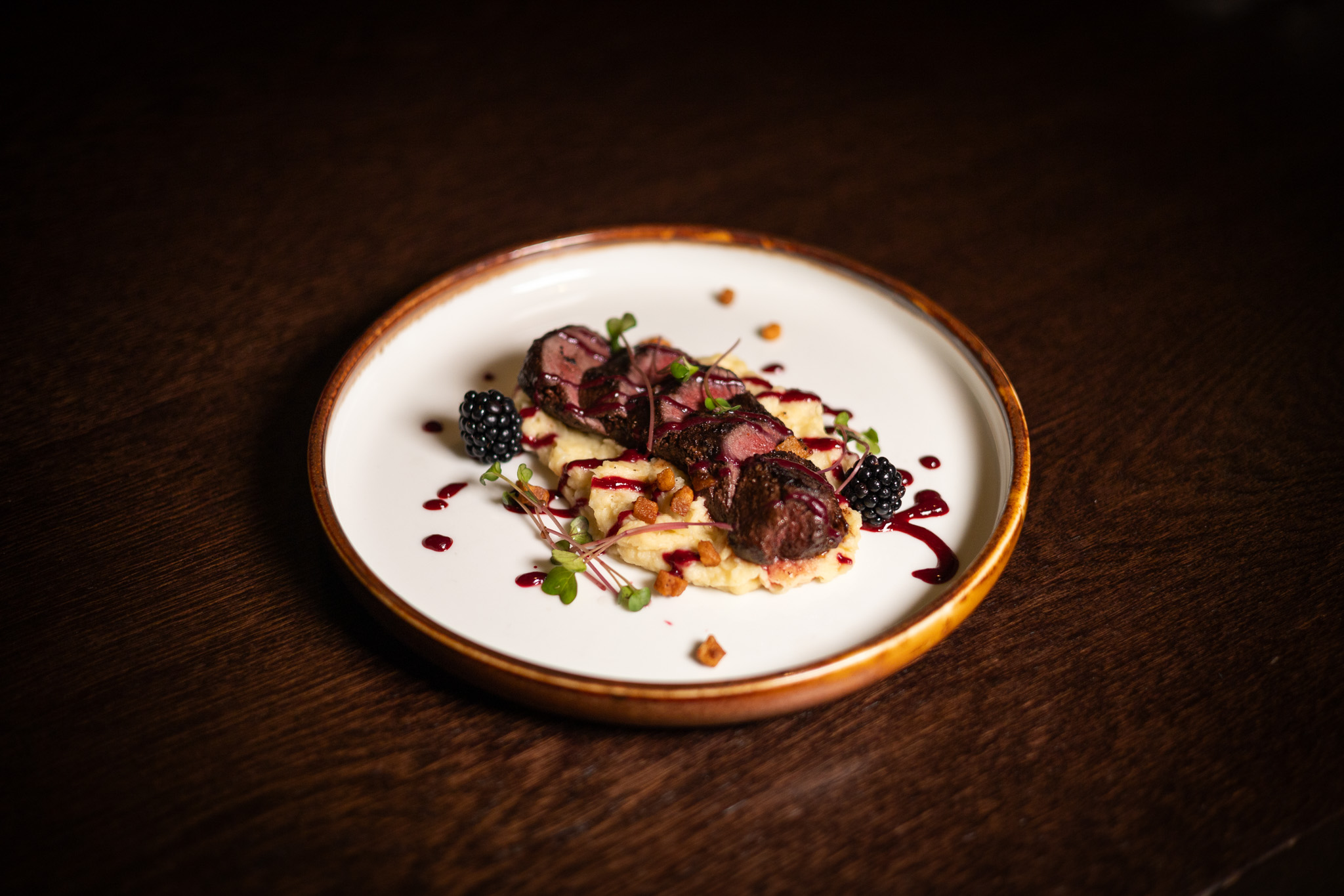 CARRÉ DI CERVO CON CROSTA AL CAFFÈ, RIDUZIONE DI MORE E VINO PORTO, PURÈ DI CASTAGNE E PASTINACA